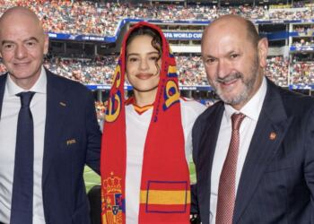 Rosalía roba miradas en el España vs Austria y posa junto a Gianni Infantino en Los Ángeles