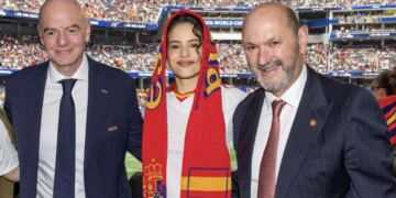 Rosalía roba miradas en el España vs Austria y posa junto a Gianni Infantino en Los Ángeles