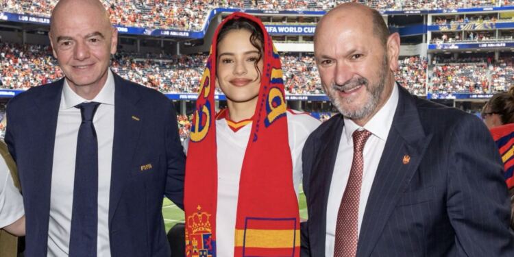 Rosalía roba miradas en el España vs Austria y posa junto a Gianni Infantino en Los Ángeles