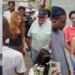 Shakira llega a Chocó junto a Howard Buffett para apoyar a comunidades afectadas por el terremoto