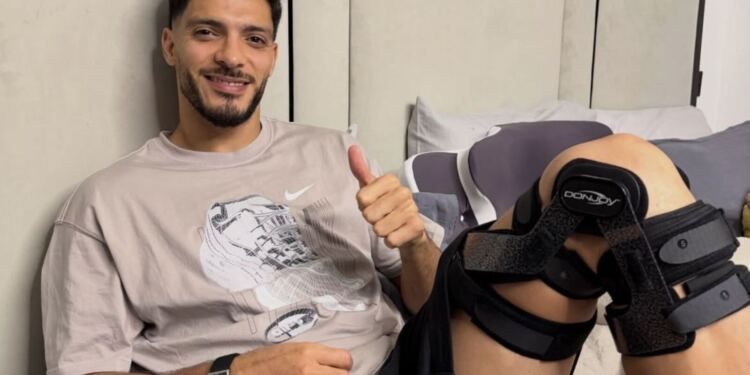 Raúl Jiménez será operado de la rodilla izquierda y estaría fuera de las canchas hasta 2027