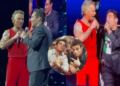 Robbie Williams sorprende al invitar a Omar Chaparro a cantar en su concierto en México