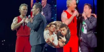 Robbie Williams sorprende al invitar a Omar Chaparro a cantar en su concierto en México