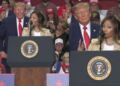 Donald Trump elogia el “hermoso trasero” de Nicki Minaj durante un mitin en Michigan
